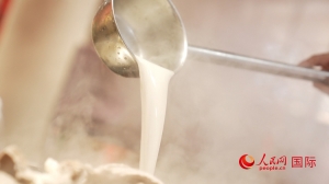 熬制中的徐州羊湯。人民網(wǎng)記者 蘇纓翔攝